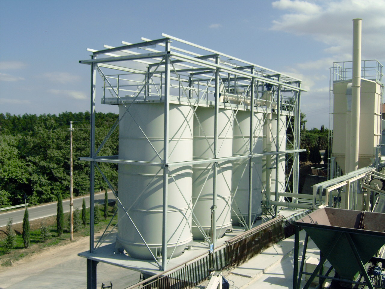 4 x Monolithic Vertical Cement Silo 20m³ with Structure