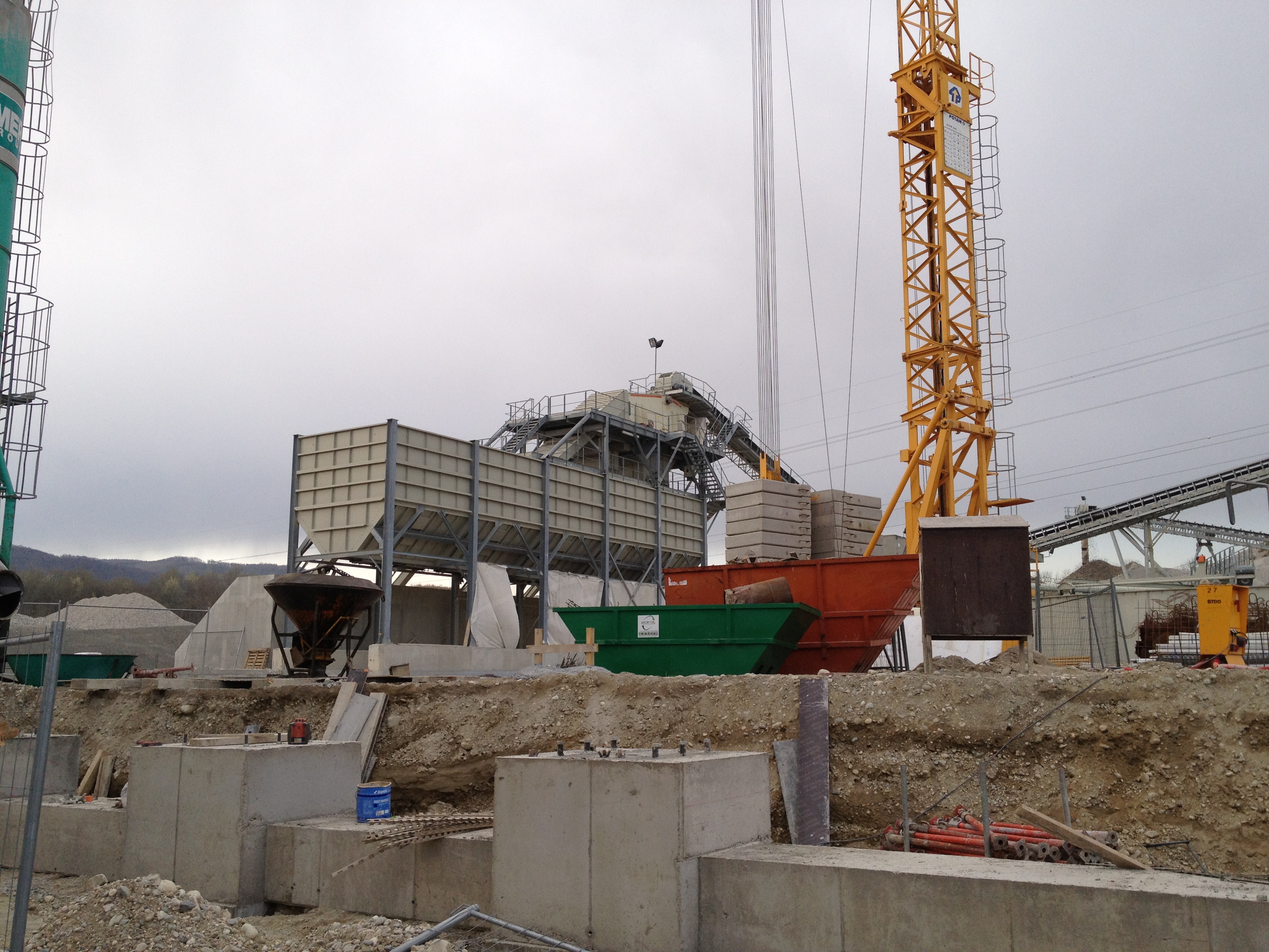 Modular cement-aggregates cement silo